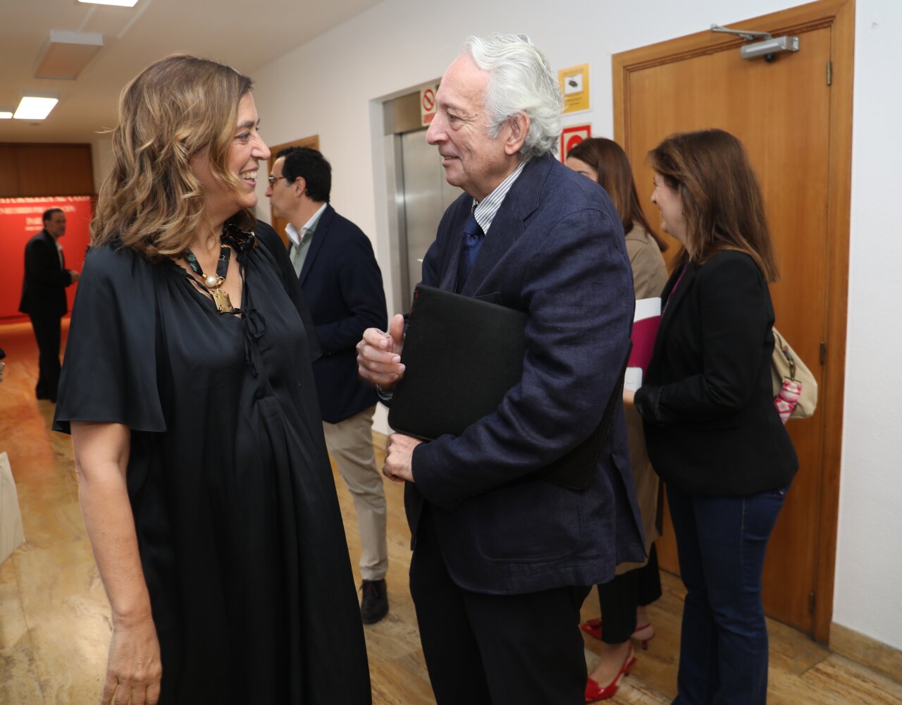 Expertos conversando en la VIII Jornada sobre Esquizofrenia en Palencia