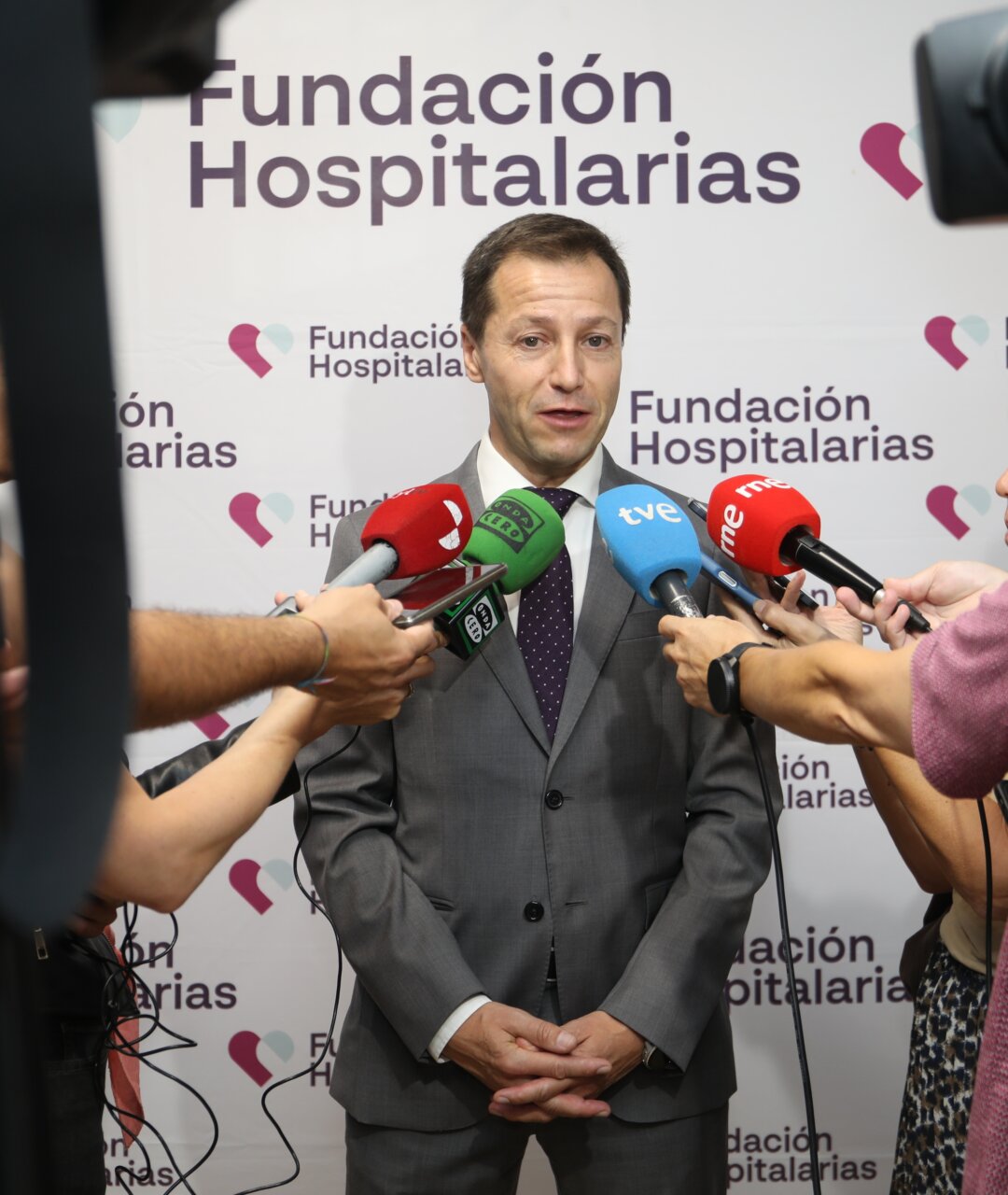 Un representante de Fundación Hospitalarias habla con los medios de comunicación