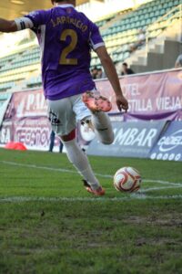 Jugador del Palencia Cristo Atlético en acción durante un partido de fútbol