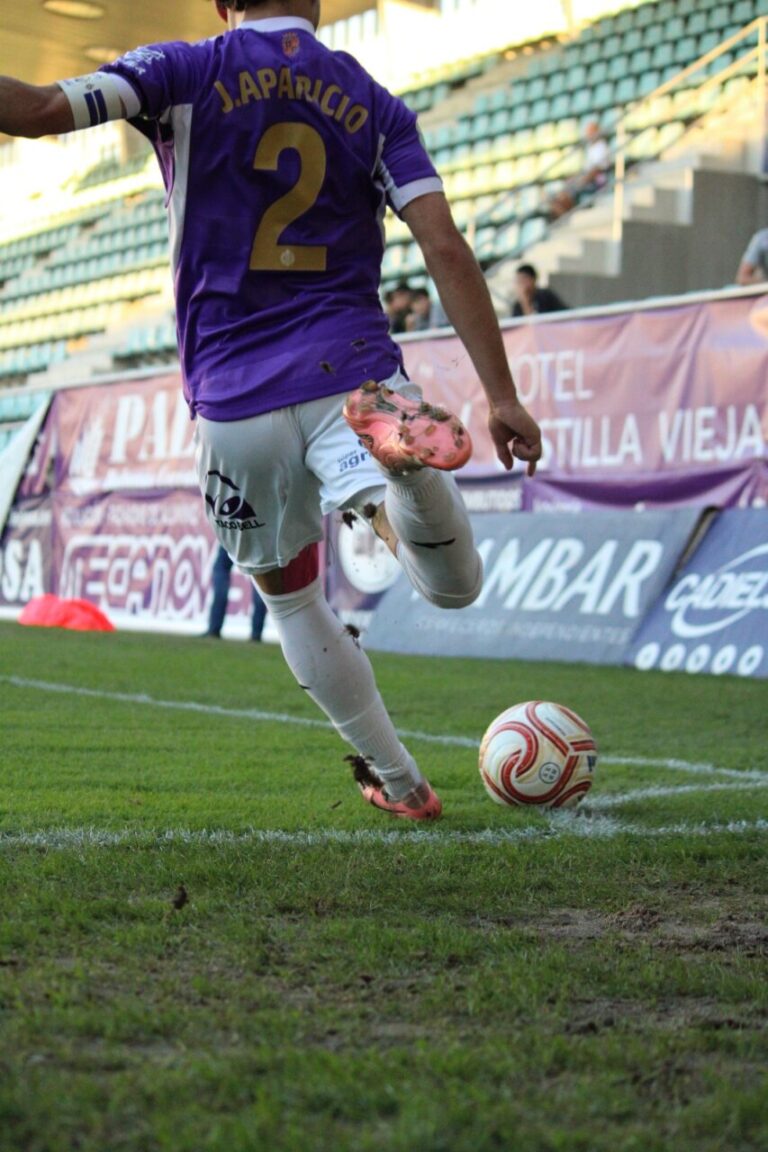 Jugador del Palencia Cristo Atlético en acción durante un partido de fútbol