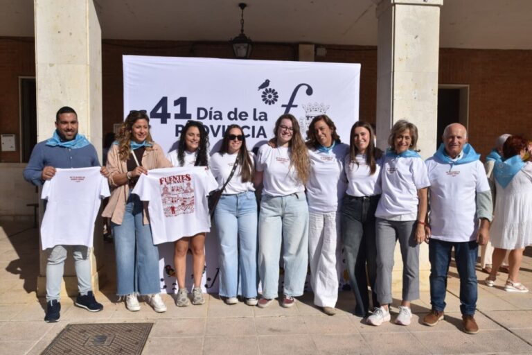 Grupo de personas celebrando el Día de la Provincia en Fuentes de Nava