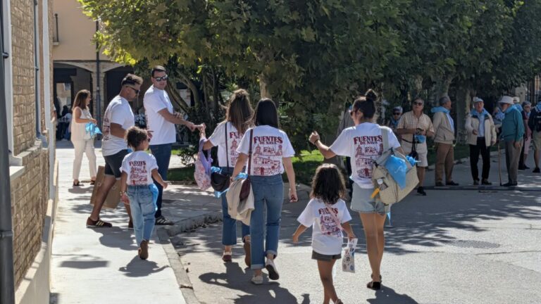 Grupo de personas celebrando el Día de la Provincia en Fuentes de Nava