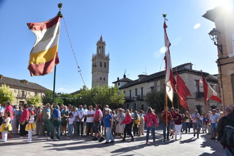 Celebración del Día de la Provincia en Fuentes de Nava con banderas y gente.
