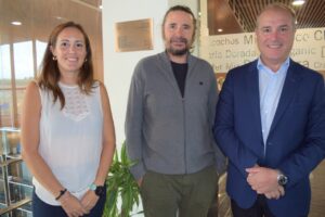 Tres personas posando en un evento relacionado con el Geoparque Las Loras