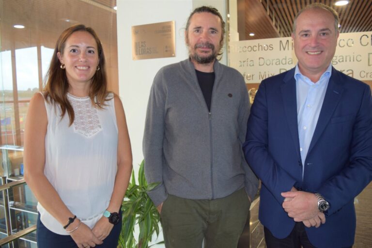 Tres personas posando en un evento relacionado con el Geoparque Las Loras