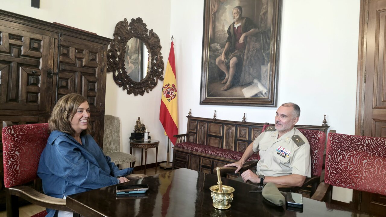 Encuentro entre el general Juan Carlos Moreno y la presidenta de la Diputación de Palencia