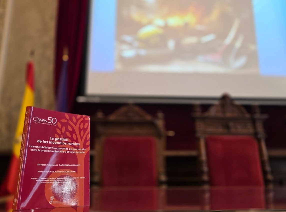 Libro sobre la gestión de incendios rurales en una presentación