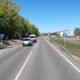 Carretera CL-613 con señalización y vegetación a los lados
