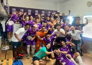 Jugadores del CD Becerril celebrando una victoria en el vestuario