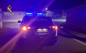 Patrulla de la Guardia Civil en la localidad de Villaturde durante la búsqueda de un menor.