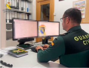 Agente de la Guardia Civil trabajando en un ordenador sobre delitos informáticos