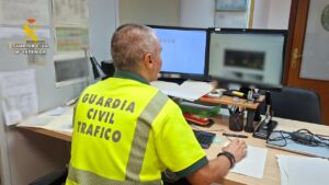Agente de la Guardia Civil analizando un vídeo de velocidad en su oficina