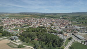 Vista aérea de Herrera de Pisuerga con paisaje rural y urbanización