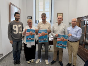 Grupo de personas sosteniendo carteles del homenaje a mayores en Carrión
