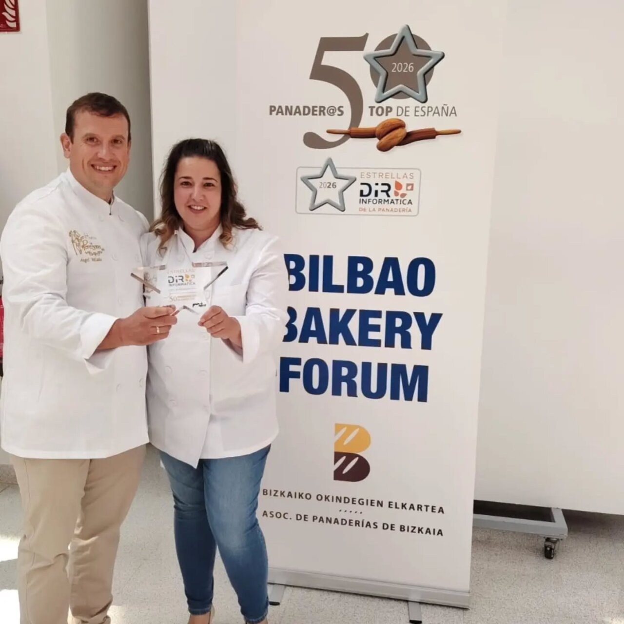 Beatriz Ortega y Ángel Velado sosteniendo un premio en el Bilbao Bakery Forum