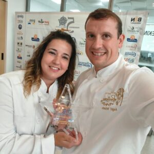 Beatriz Ortega y Ángel Velado sosteniendo un premio en un evento de panadería