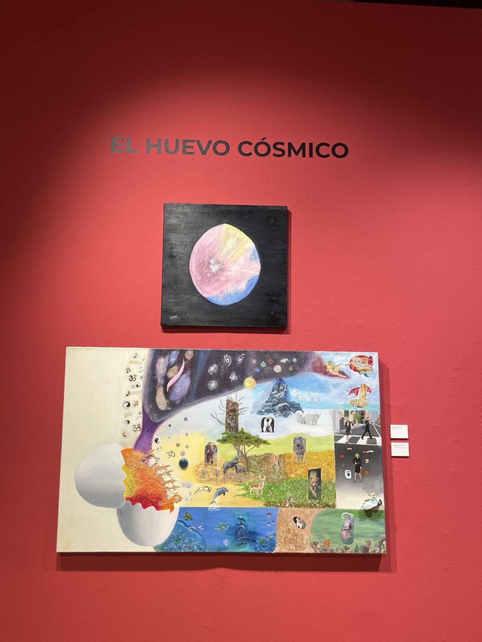 Pintura titulada El Huevo Cósmico en exposición de Inari M.