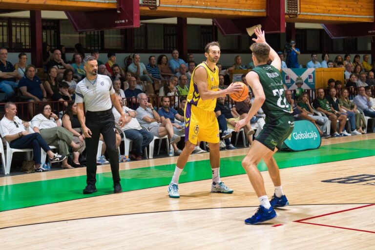 Jugadores de baloncesto en acción durante un partido entre Iberolea Palencia y Albacete