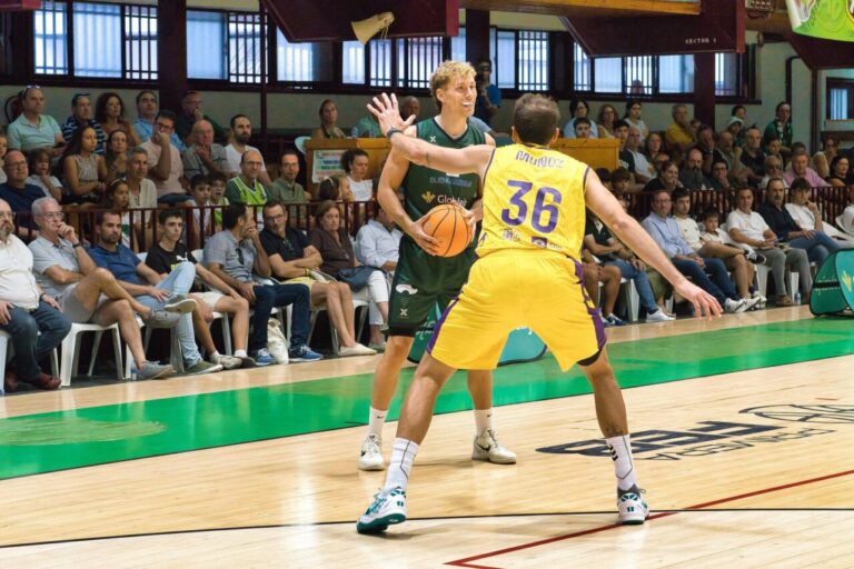 Jugadores de baloncesto en un partido entre Iberolea Palencia y Albacete