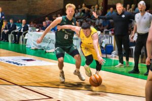 Jugadores de baloncesto compiten en un partido entre Iberolea Palencia y Albacete.