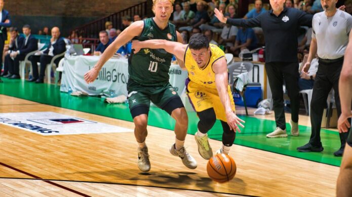 Jugadores de baloncesto compiten en un partido entre Iberolea Palencia y Albacete.