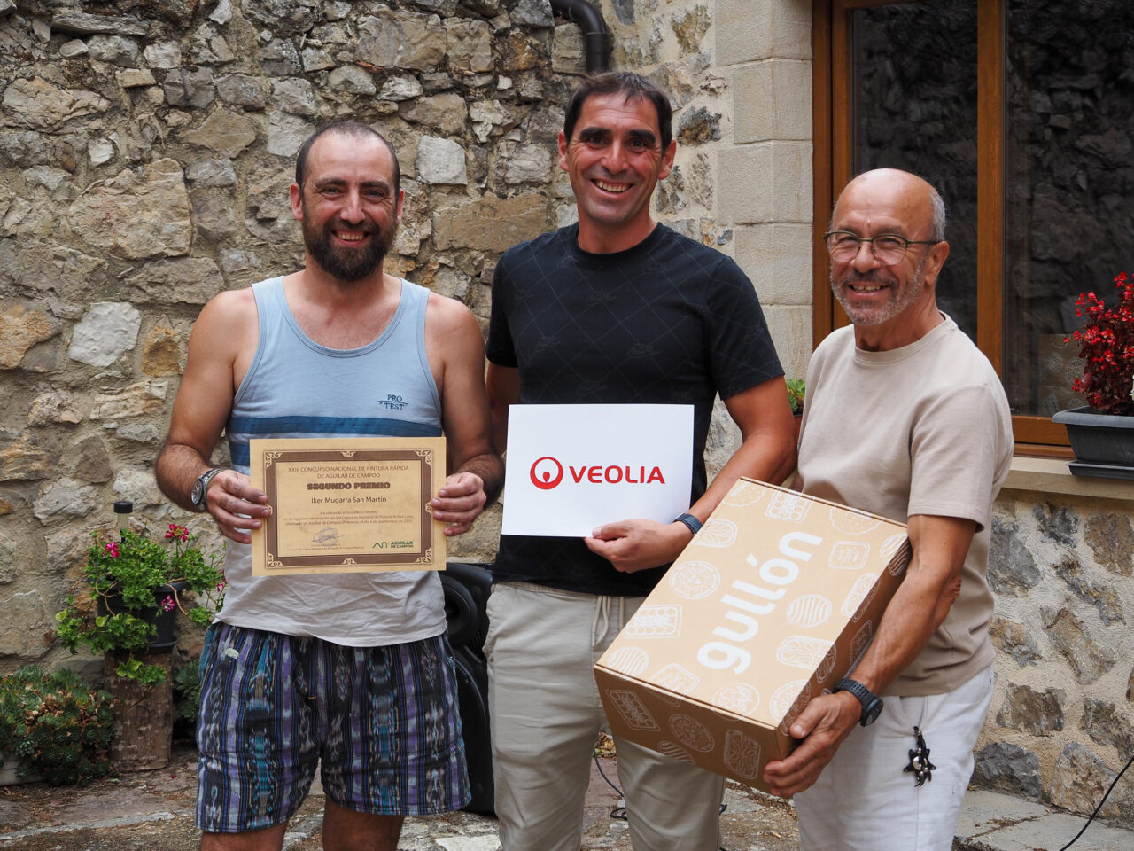 Iker Mugarra San Martín con su premio en el certamen de pintura