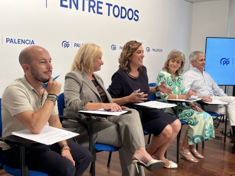 Leticia García y otros miembros del PP discutiendo sobre infraestructuras en Palencia