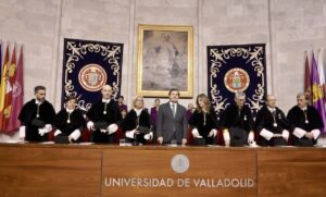 Inauguración del curso universitario en la Universidad de Valladolid con autoridades presentes.