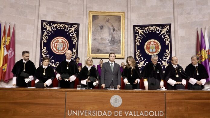 Inauguración del curso universitario en la Universidad de Valladolid con autoridades presentes.