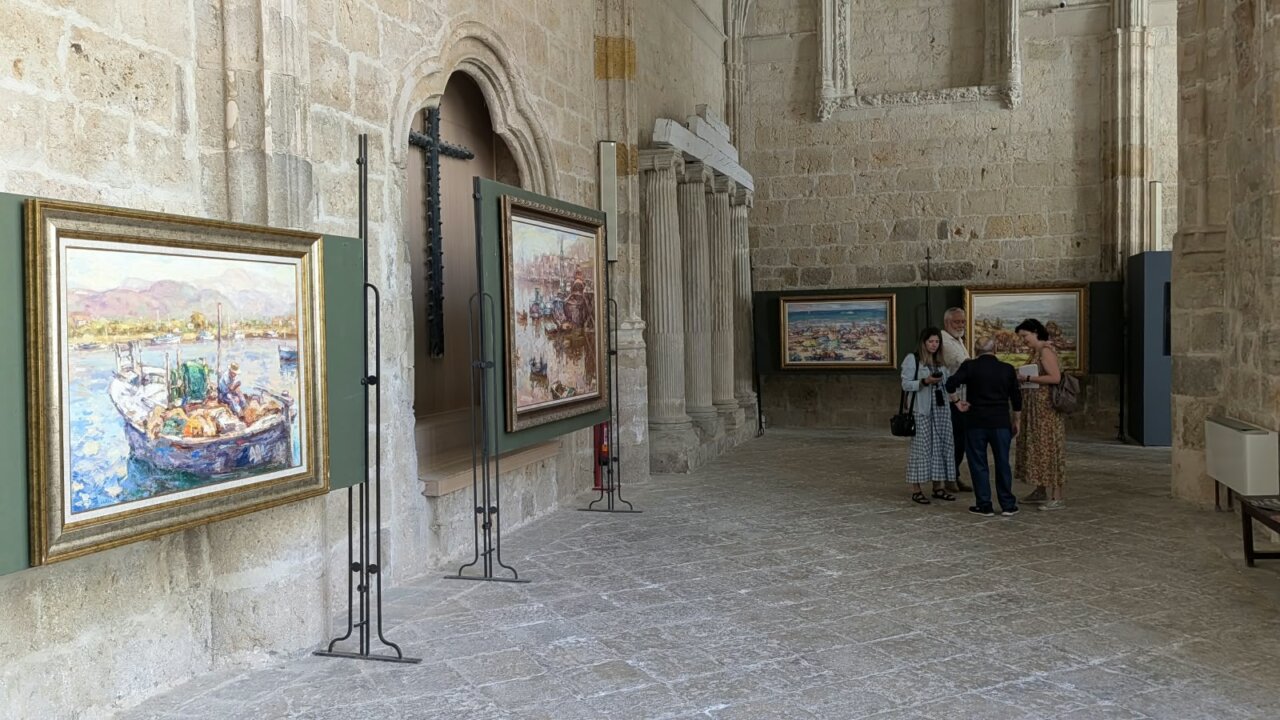 Exposición de pinturas en el claustro de la Catedral de Palencia