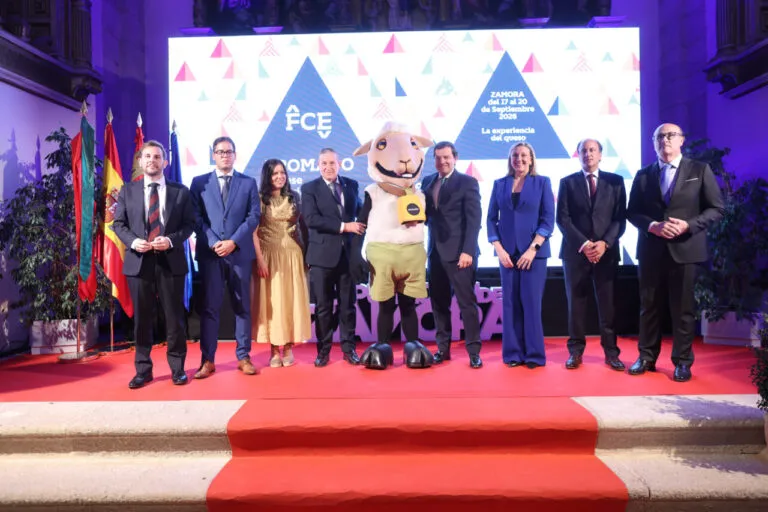 Inauguración de la Feria Internacional del Queso Fromago en Zamora con autoridades y un personaje de queso.