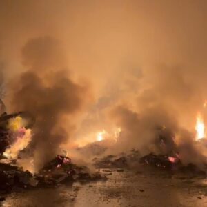 Incendio en una empresa de gestión de residuos con llamas y humo