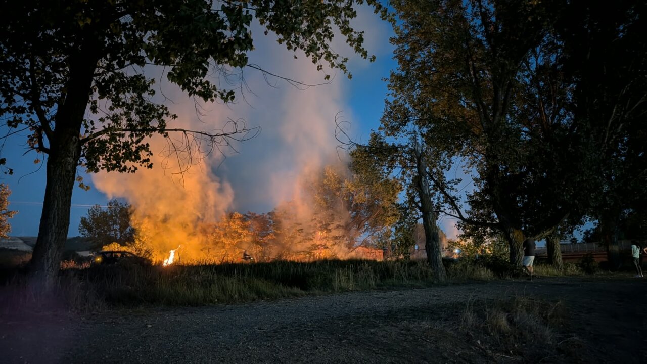 Incendio de arbolado en Grijota con humo y llamas visibles