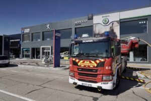 Camión de bomberos en una nave de neumáticos en Zaratán