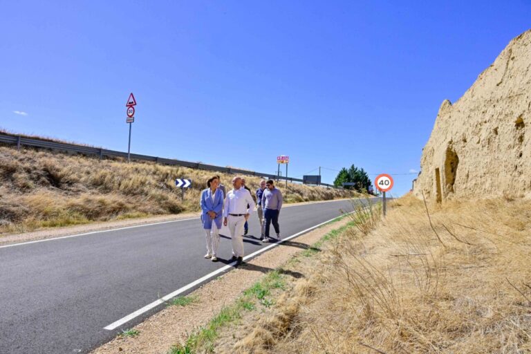 Visita de autoridades en carretera de Tierra de Campos