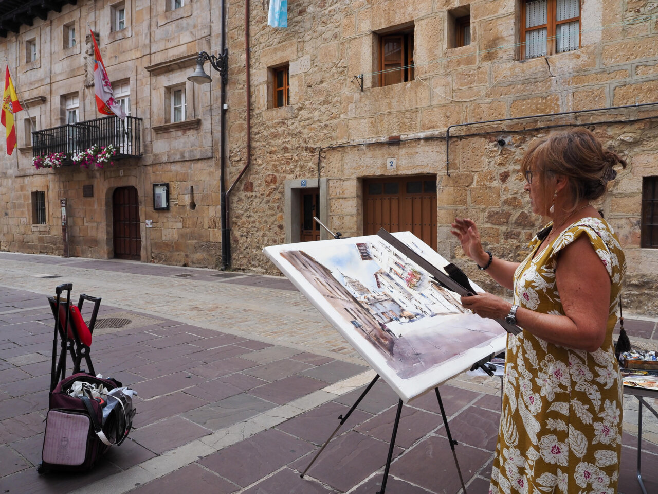 Artista pintando en la calle Maricadilla de Aguilar de Campoo