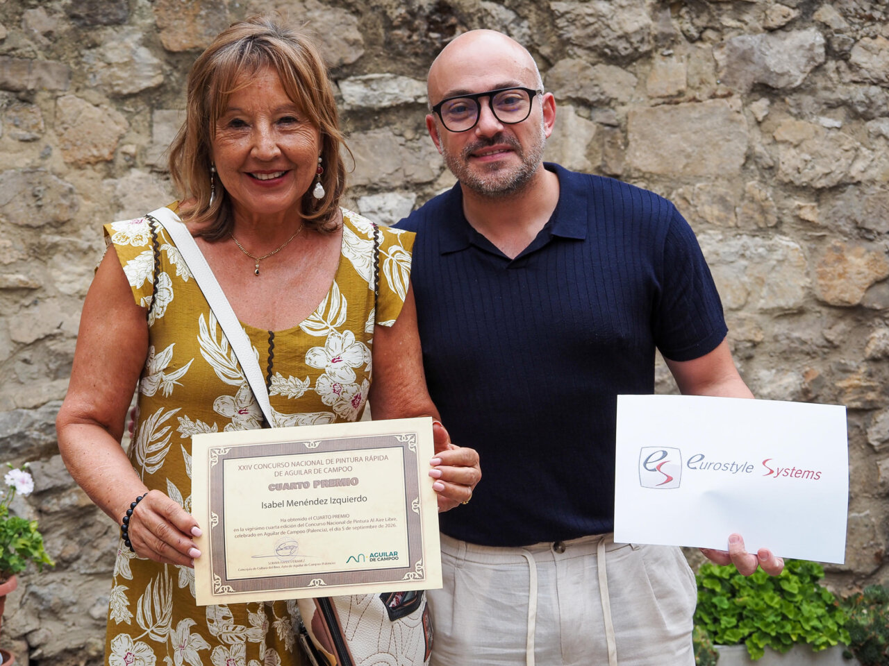 Isabel Menéndez recibiendo un premio de EuroStyle Systems