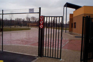 Entrada a las instalaciones deportivas de Islas Dos Aguas en Palencia