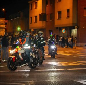 Motociclistas participando en la Concentración Venteña Verracos en Venta de Baños.