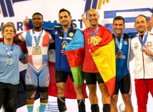 Javi Wee y otros competidores en el podio del campeonato mundial de halterofilia