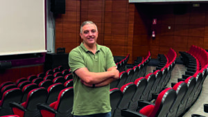 Javier Margareto en el Teatro Ortega con asientos rojos