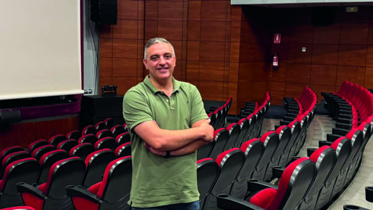 Javier Margareto en el Teatro Ortega con asientos rojos