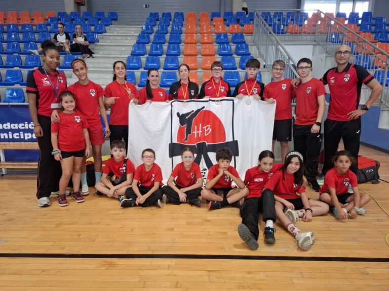 Grupo de karatekas palentinos con medallas en campeonato de Valladolid