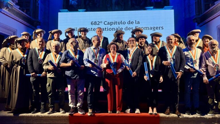 Ceremonia de entronización de nuevos cofrades en Fromago