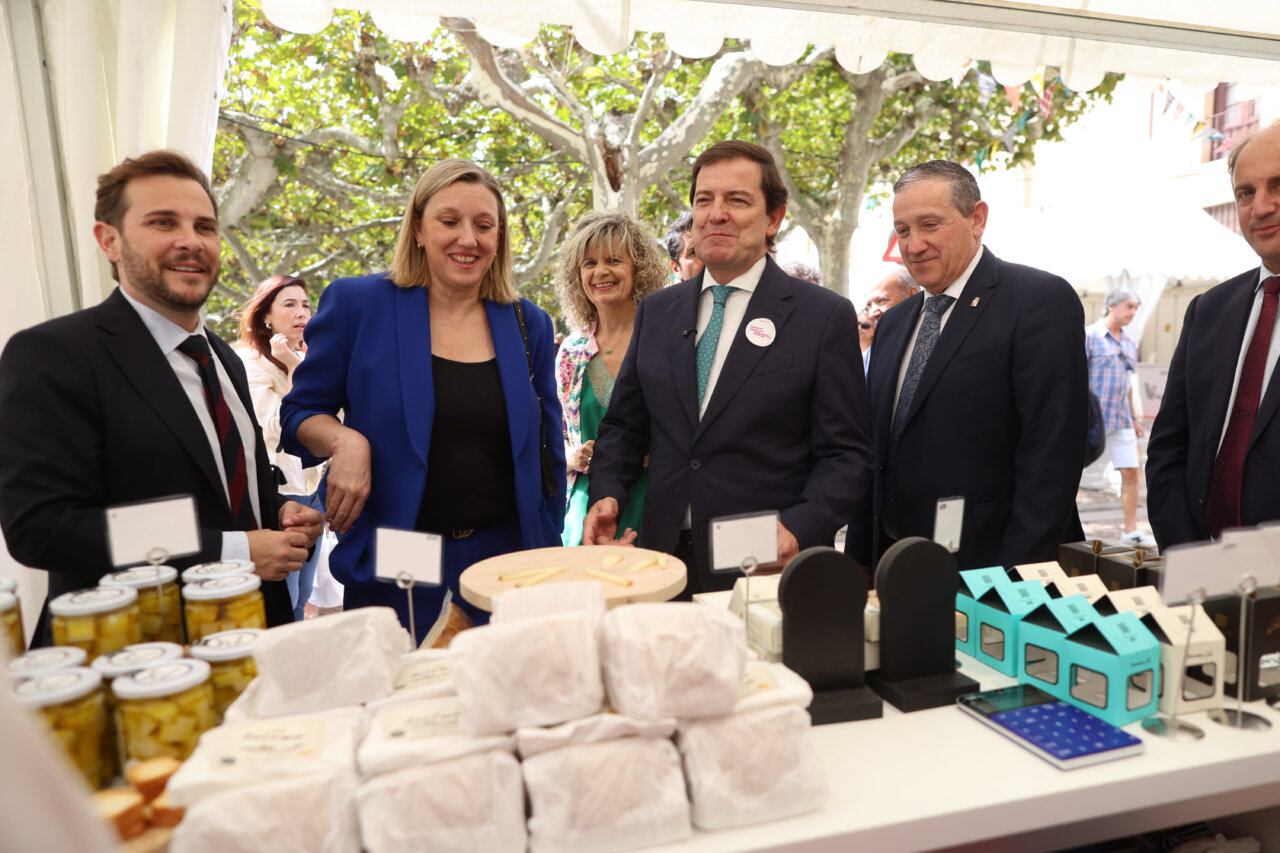 Inauguración de Fromago con representantes de la Junta y productos locales