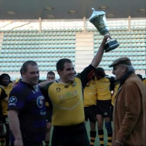 Jugadores de rugby celebrando con el trofeo de la Maurice Cup