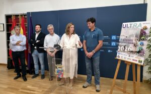 Presentación de la Ultra Montaña Palentina con varios organizadores y un cartel promocional.
