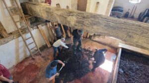 Grupo de personas trabajando en la elaboración tradicional del vino en Baltanás