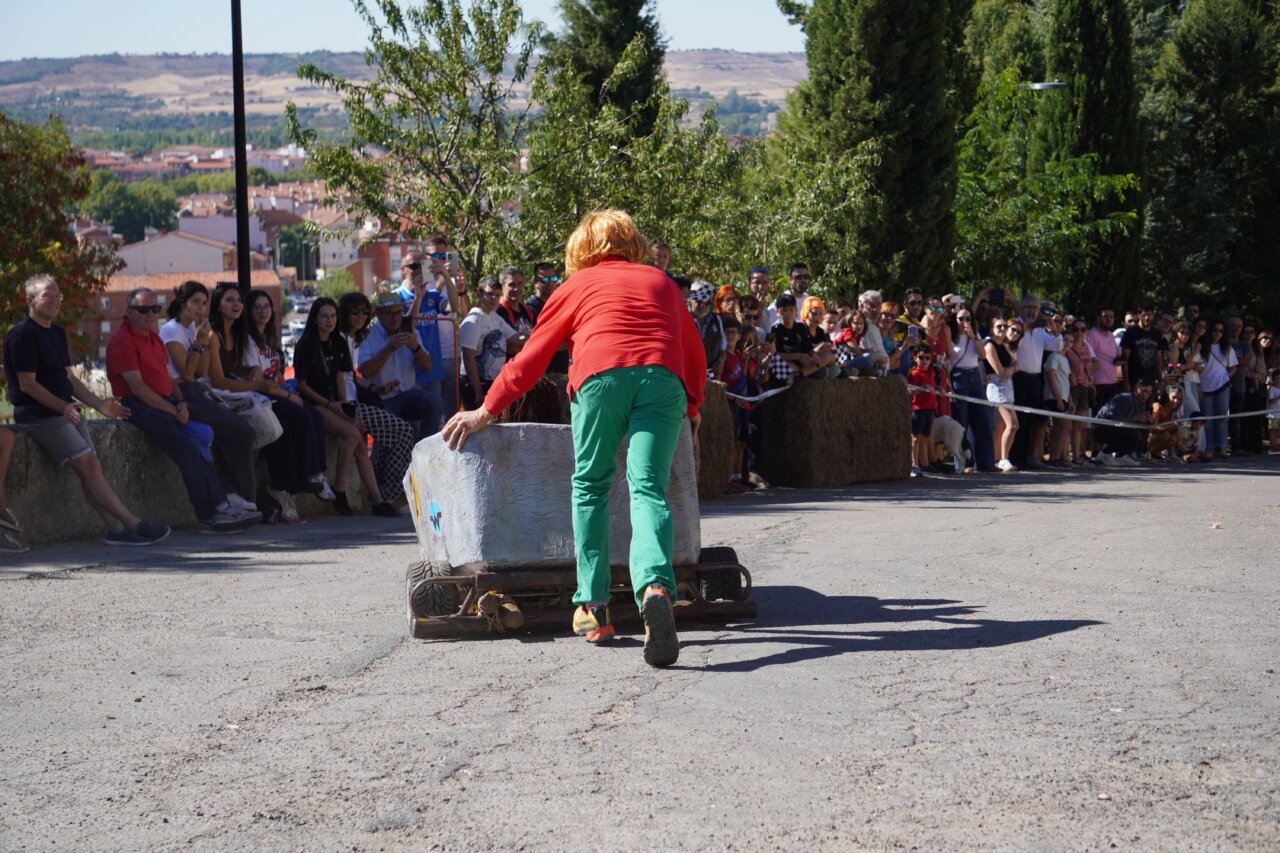 Participante empujando un auto loco en la carrera de Palencia