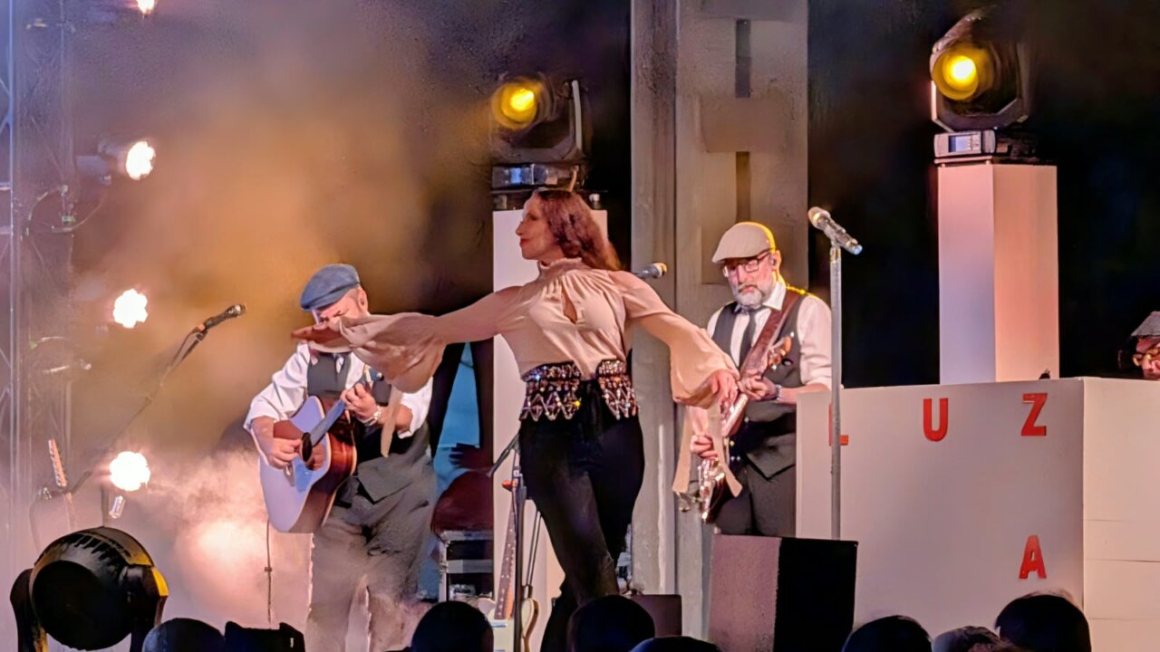 Luz Casal actuando en el Parque del Salón durante San Antolín